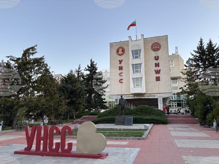 Централната сграда при залез
